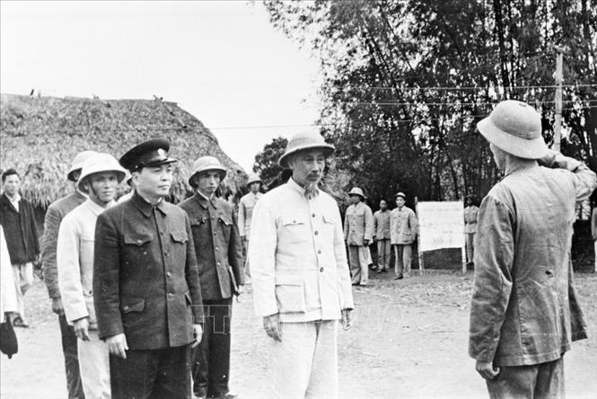 Trong ảnh: Chủ tịch Hồ Chí Minh cùng Đại tướng Võ Nguyên Giáp đến thăm và giao nhiệm vụ cho Sư đoàn 316 trở lại Tây Bắc để xây dựng nông trường Điện Biên, ngày 10/3/1958. Ảnh: TTXVN