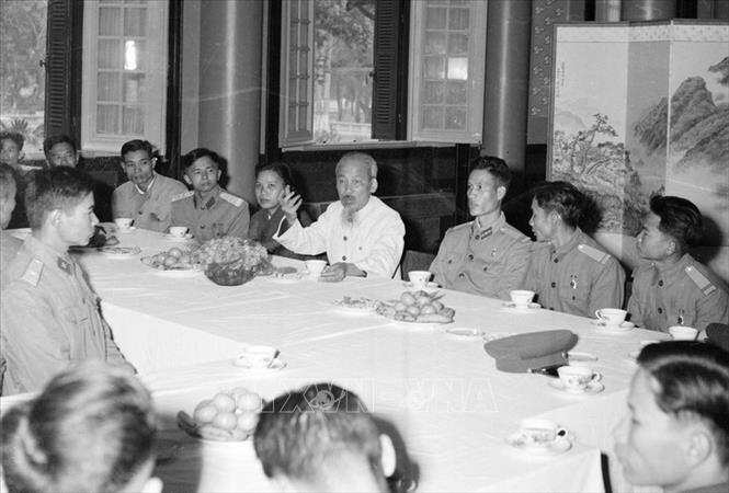 Trong ảnh: Chủ tịch Hồ Chí Minh tiếp Đoàn đại biểu các đơn vị quân đội nhân dịp kỷ niệm lần thứ 13 Ngày thành lập Quân đội nhân dân Việt Nam (22/12/1957). Ảnh: TTXVN