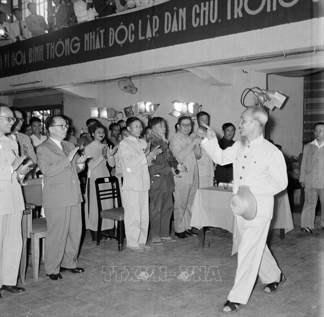 Trong ảnh: Chủ tịch Hồ Chí Minh đến dự Lễ tuyên dương 43 Anh hùng các Lực lượng vũ trang nhân dân, nhân kỷ niệm Ngày chiến thắng Điện Biên Phủ (7/5/1956). Ảnh: TTXVN