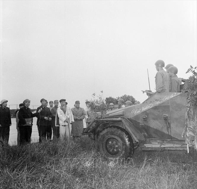 Trong ảnh: Nhân dịp Tết nguyên đán Đinh Mùi (2/1967), Chủ tịch Hồ Chí Minh đến thăm và chúc Tết cán bộ, chiến sĩ Trung đoàn không quân 921-Đoàn Không quân Sao Đỏ. Ảnh: TTXVN