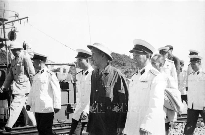 Trong ảnh: Chủ tịch Hồ Chí Minh thăm một đơn vị Hải quân nhân dân (1959). Ảnh: TTXVN