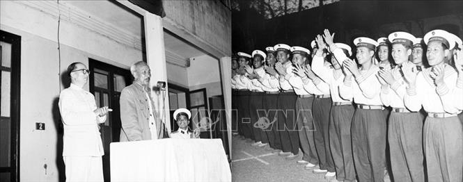 Trong ảnh: Chủ tịch Hồ Chí Minh đến thăm và nói chuyện với cán bộ, chiến sĩ bộ đội Hải quân (1965). Ảnh: TTXVN