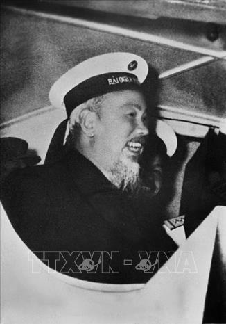 Trong ảnh: Chủ tịch Hồ Chí Minh đội chiếc mũ Hải quân nhân dân Việt Nam khi đến thăm một đơn vị hải quân đang sẵn sàng chiến đấu bảo vệ vùng biển Tổ quốc, ngày 22/1/1962. Ảnh: TTXVN