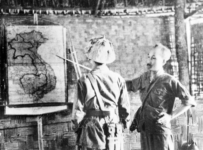 Trong ảnh: Bác Hồ thăm và nói chuyện với một đơn vị bộ đội trong kháng chiến chống Pháp. Ảnh: TTXVN