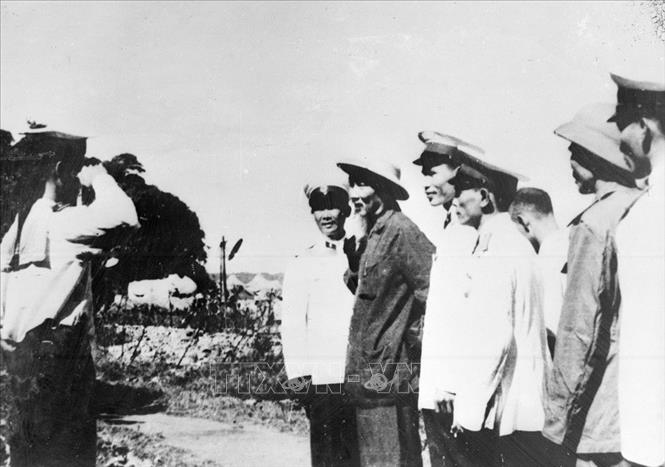 Trong ảnh: Chủ tịch Hồ Chí Minh thăm bộ đội hải quân (1965). Ảnh: TTXVN