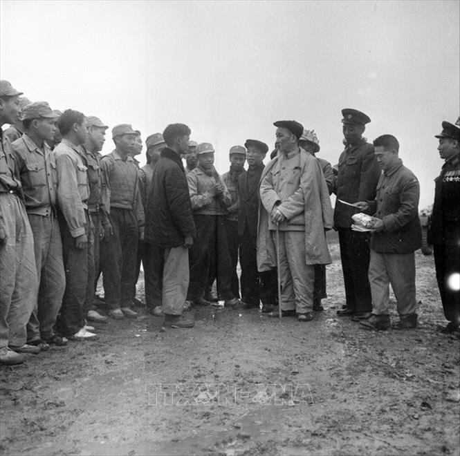 Trong ảnh: Nhân dịp Tết Nguyên đán Bính Ngọ (1966), Chủ tịch Hồ Chí Minh đến thăm và chúc Tết cán bộ, chiến sĩ đơn vị pháo cao xạ Quân khu III có thành tích bắn rơi máy bay Mỹ. Ảnh: TTXVN