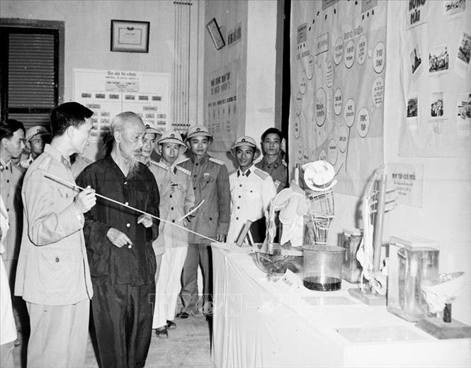 Trong ảnh: Chủ tịch Hồ Chí Minh thăm triển lãm thành tích của bộ đội Công binh (1958). Ảnh: TTXVN