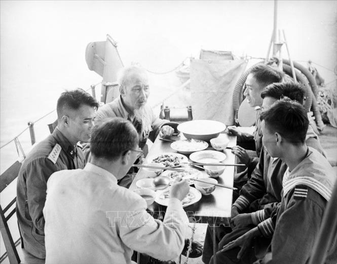 Trong ảnh: Chủ tịch Hồ Chí Minh đến thăm và cùng ăn cơm trên tàu với cán bộ, chiến sĩ bộ đội hải quân bảo vệ bờ biển Quảng Ninh (1965). Ảnh: TTXVN