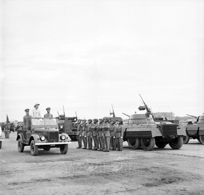 Trong ảnh: Chủ tịch Hồ Chí Minh thăm Lữ đoàn xe tăng 202 (5/10/1959). Ảnh: TTXVN