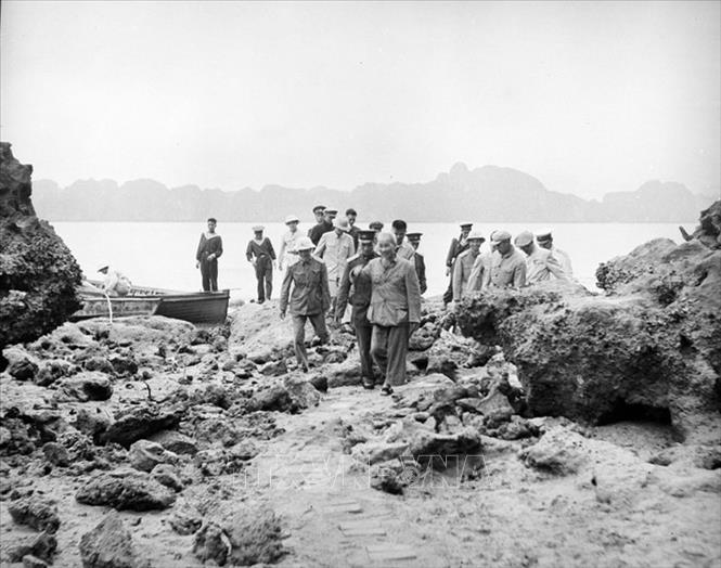 Trong ảnh: Chủ tịch Hồ Chí Minh thăm bộ đội hải quân (1965). Ảnh: TTXVN