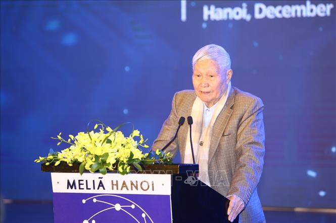 Trong ảnh: Giáo sư Đào Nguyên Cát, Phó chủ tịch Hội khoa học kinh tế Việt Nam, Tổng biên tập Thời báo kinh tế Việt Nam phát biểu khai mạc. Ảnh: Minh Quyết - TTXVN