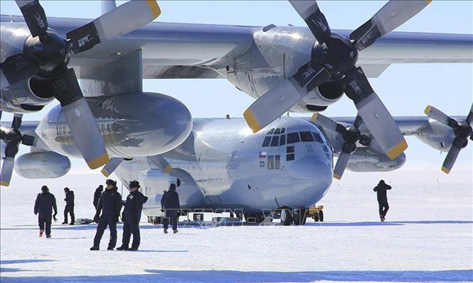 Trong ảnh: Máy bay vận tải quân sự C-130 Hercules được sử dụng cho các chuyến bay tới Nam Cực. Ảnh: Không quân Chile/TTXVN phát