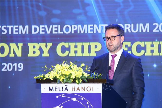 Trong ảnh: Ông Peter Chisnall, Phó chủ tịch MasterCard International trình bày tham luận 