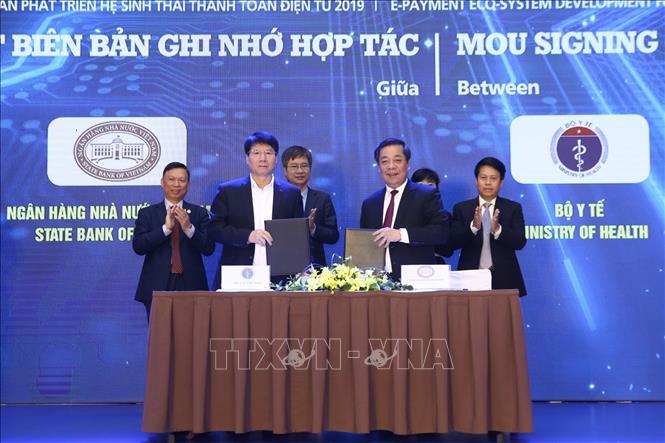 Trong ảnh: Lễ ký kết biên bản ghi nhớ hợp tác giữa Bộ Y tế và Ngân hàng Nhà nước. Ảnh: Minh Quyết - TTXVN