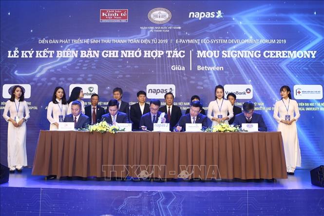 Trong ảnh: Lễ ký kết biên bản ghi nhớ hợp tác giữa Bệnh viện K - Ngân hàng Vietcombank - Bệnh viện Đại học Y - Ngân hàng Vietinbank và Công ty Cổ phần Thanh toán Quốc gia (Napas). Ảnh: Minh Quyết - TTXVN