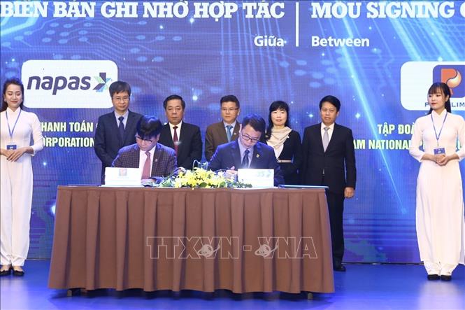 Trong ảnh: Lễ ký kết biên bản ghi nhớ hợp tác giữa Công ty Cổ phần Thanh toán Quốc gia (Napas) và Tập đoàn Xăng dầu Việt Nam (Petrolimex). Ảnh: Minh Quyết - TTXVN