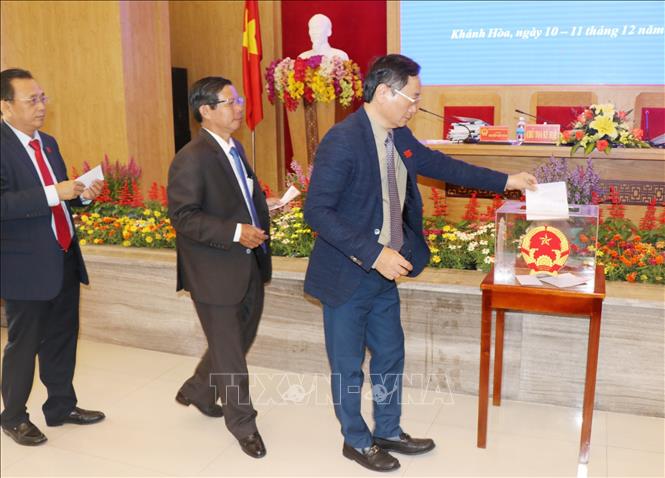 các đại biểu tiến hành bỏ phiếu bầu ông Trần Mạnh Dũng. Ảnh: Tiên Minh - TTXVN