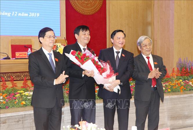 Ông Nguyễn Khắc Định, Bí thư Tỉnh ủy Khánh Hòa (người thứ 2 từ bên phải sang) tặng hoa chúc mừng ông Trần Mạnh Dũng. Ảnh: Tiên Minh - TTXVN