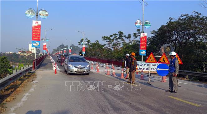 Trong ảnh: Cầu Nông Tiến thông xe trở lại. Ảnh Quang Đán - TTXVN