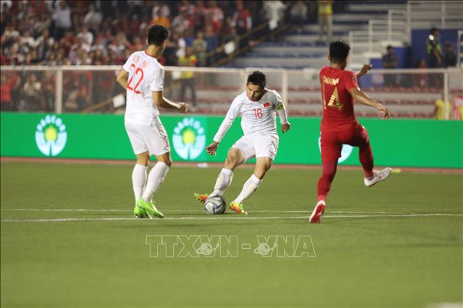 Photo: Mid-fielder Hung Dung (16) raises the score to 2-0 for Vietnam. VNA Photo: Hoàng Linh