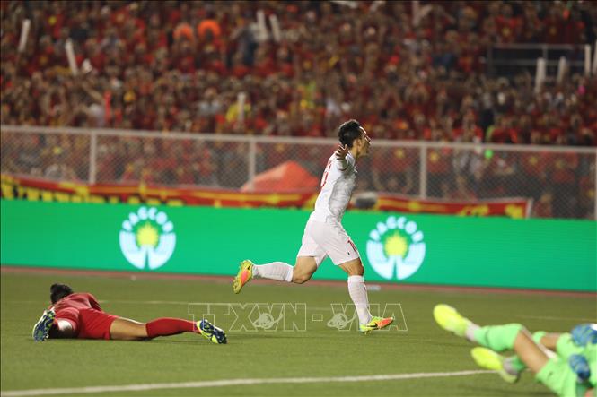 Photo: Mid-fielder Hung Dung (16) raises the score to 2-0 for Vietnam. VNA Photo: Hoàng Linh