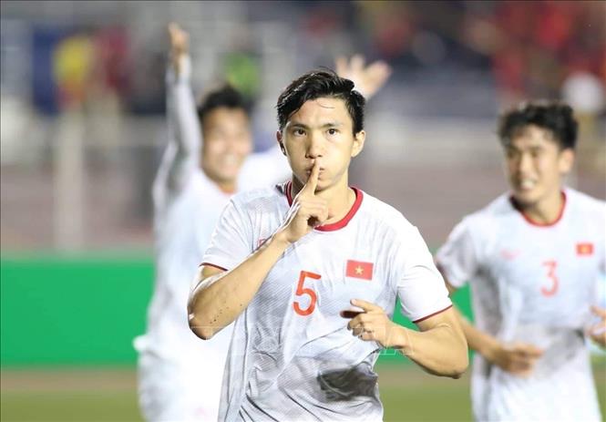 Photo: Defender Doan Van Hau (5) scores the third gold for Vietnam. VNA Photo: Hoàng Linh