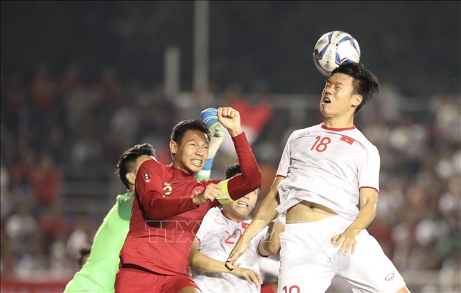 Photo: A ball fighting between Vietnamese and Indonesian players. VNA Photo: Hoàng Linh
