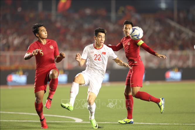 Photo: A ball fighting between striker Tien Linh (22) and Indonesian players. VNA Photo: Hoàng Linh