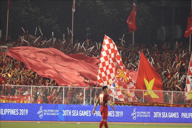 Photo: Vietnamese fans at the Rizal Memorial Stadium. VNA Photo: Hoàng Linh