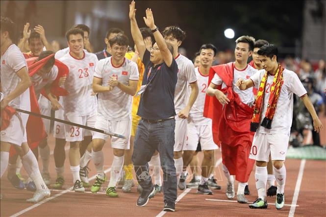 Photo: Chief coach Park Hang-seo and Vietnamese players. VNA Photo: Hoàng Linh