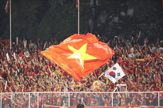 Photo: Vietnamese fans at the Rizal Memorial Stadium. VNA Photo: Hoàng Linh
