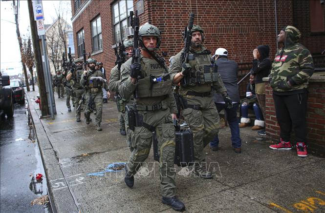 Trong ảnh: Cảnh sát được triển khai tại hiện trường vụ nổ súng ở thành phố Jersey, bang New Jersey, Mỹ ngày 10/12/2019. Ảnh: AFP/TTXVN