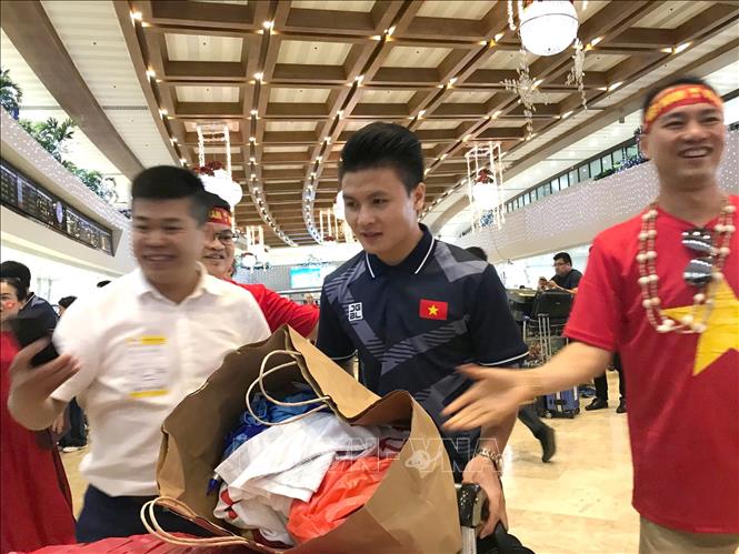 Trong ảnh: Tiền vệ Quang Hải đội tuyển U22 Việt Nam tại sân bay quốc tế Ninoy Aquino (Philippines). Ảnh: Hoàng Linh – TTXVN  