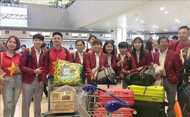 Trong ảnh: Các cầu thủ bóng đá nữ Việt Nam tại sân bay quốc tế Ninoy Aquino (Philippines). Ảnh: Hoàng Linh – TTXVN 