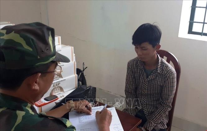 Trong ảnh: Đối tượng Lê Thanh Phong, thường trú tại ấp Long Phi, xã Long Thuận, huyện Bến Cầu, tỉnh Tây Ninh bị bắt giữ cùng tang vật. Ảnh: Thanh Tân-TTXVN