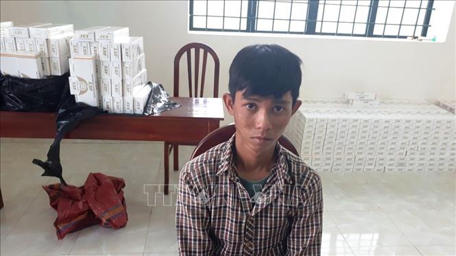 Trong ảnh: Đối tượng Lê Thanh Phong, thường trú tại ấp Long Phi, xã Long Thuận, huyện Bến Cầu, tỉnh Tây Ninh bị bắt giữ cùng tang vật. Ảnh: Thanh Tân-TTXVN