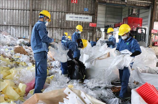 Trong ảnh: Công nhân phân loại rác thải tại Công ty Cổ phần Môi trường Thuận Thành, huyện Thuận Thành, tỉnh Bắc Ninh. Ảnh: Thái Hùng – TTXVN