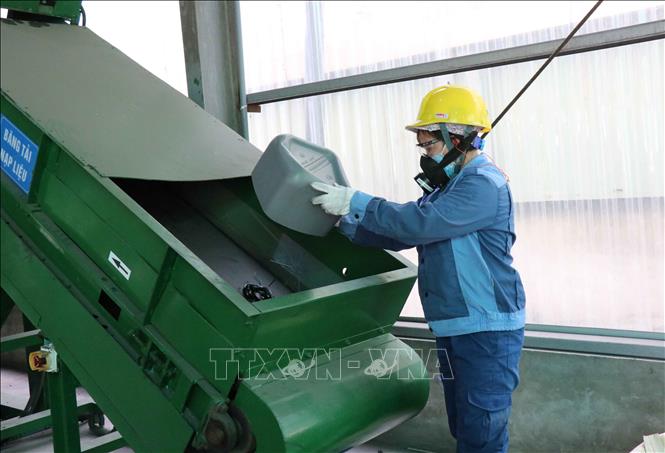 Trong ảnh: Một góc trong quy trình tái chế hạt nhựa tại Công ty Cổ phần Môi trường Thuận Thành, huyện Thuận Thành, tỉnh Bắc Ninh. Ảnh: Thái Hùng – TTXVN