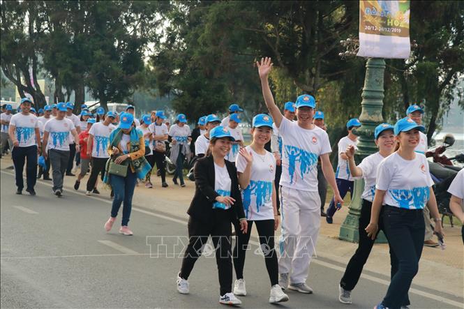 Trong ảnh: Đi bộ vòng quanh hồ Xuân Hương – Đà Lạt để hưởng ứng phong trào hạn chế rác thải nhựa. Ảnh: Đặng Tuấn  - TTXVN 