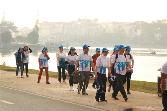 Trong ảnh: Đi bộ vòng quanh hồ Xuân Hương – Đà Lạt để hưởng ứng phong trào hạn chế rác thải nhựa. Ảnh: Đặng Tuấn  - TTXVN 
