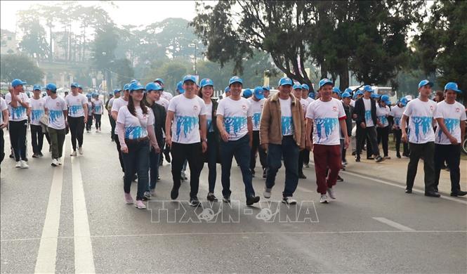 Trong ảnh: Đi bộ vòng quanh hồ Xuân Hương – Đà Lạt để hưởng ứng phong trào hạn chế rác thải nhựa. Ảnh: Đặng Tuấn  - TTXVN 
