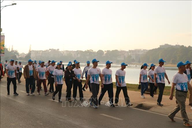 Trong ảnh: Đi bộ vòng quanh hồ Xuân Hương – Đà Lạt để hưởng ứng phong trào hạn chế rác thải nhựa. Ảnh: Đặng Tuấn  - TTXVN 
