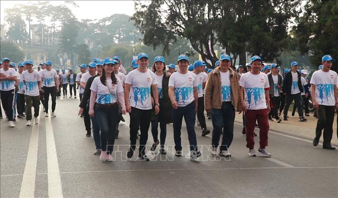 Trong ảnh: Đi bộ vòng quanh hồ Xuân Hương – Đà Lạt để hưởng ứng phong trào hạn chế rác thải nhựa. Ảnh: Đặng Tuấn  - TTXVN 
