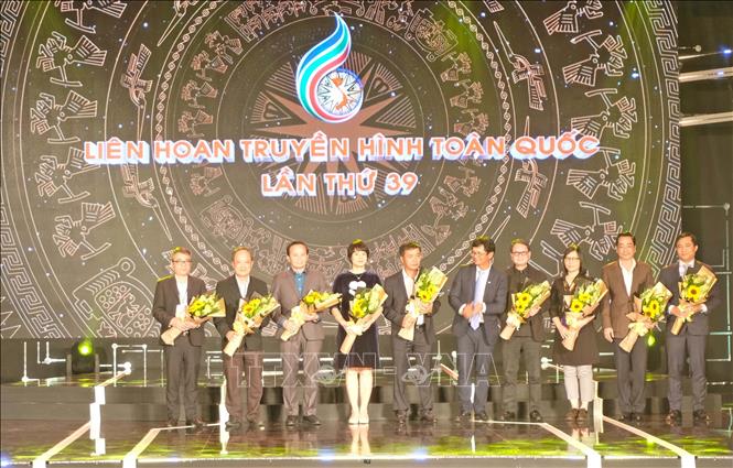 Trong ảnh: Đại diện Ban tổ chức Liên hoan tặng hoa Ban giám khảo. Ảnh: Nguyễn Dũng - TTXVN