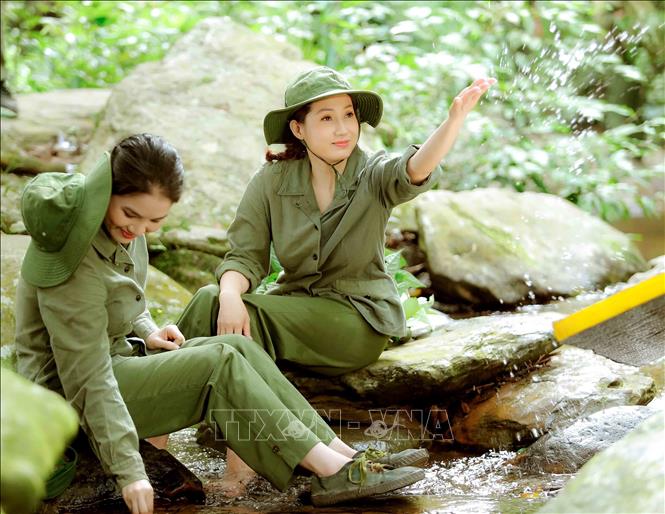 Trong ảnh: Nghệ sỹ Ưu tú Nhật Thuận (bên phải) trong vai diễn của một hoạt cảnh. Ảnh: TTXVN phát