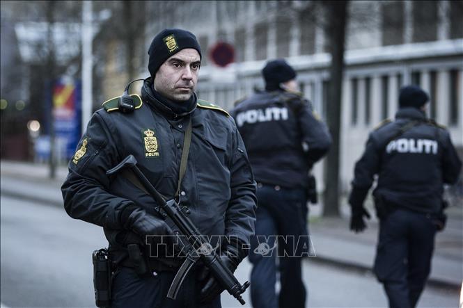 Trong ảnh: Cảnh sát Đan Mạch tuần tra tại ga tàu hỏa Noerrebro ở Copenhagen. Ảnh: AFP/TTXVN