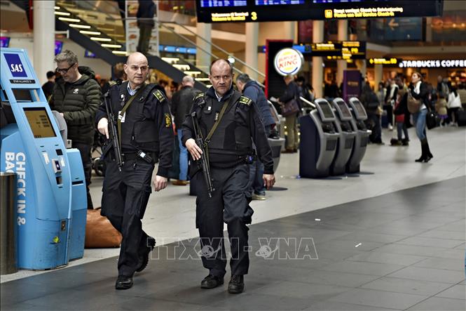 Trong ảnh: Cảnh sát Đan Mạch tuần tra tại sân bay Copenhagen. Ảnh: AFP/TTXVN