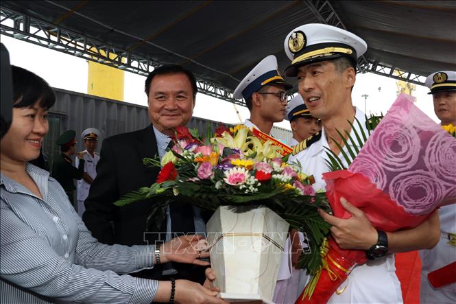 Photo: Bungo and Takashima vessels’ crew are welcomed at the Tien Sa port. VNA Photo: Trần Lê Lâm