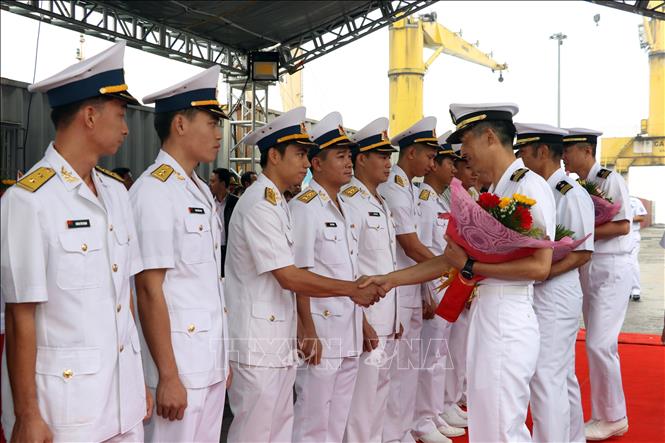 Photo: Bungo and Takashima vessels’ crew are welcomed at the Tien Sa port. VNA Photo: Trần Lê Lâm