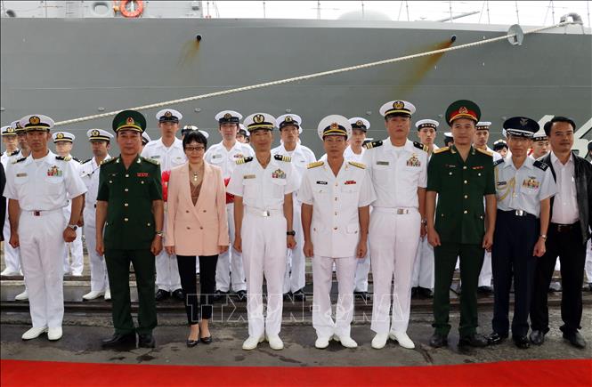 Photo: Bungo and Takashima vessels’ crew are welcomed at the Tien Sa port. VNA Photo: Trần Lê Lâm
